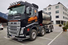 02Volvo-4-Achs-LKW-mit-voll-thermoisolierter-Asphaltmulde-4