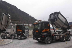 04Volvo-4-Achs-LKW-mit-voll-thermoisolierter-Asphaltmulde-4